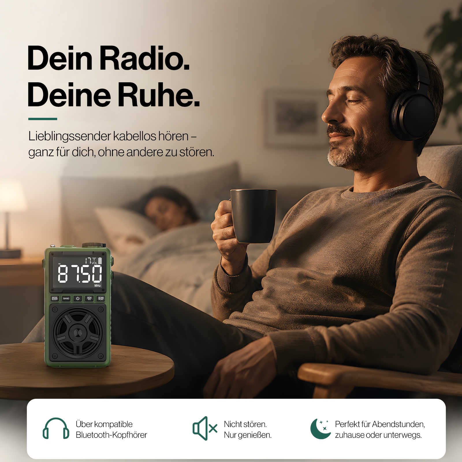 Ein Mann sitzt entspannt im Sessel, hört mit Kopfhörern Radio und hält eine Tasse, während im Hintergrund jemand schläft.