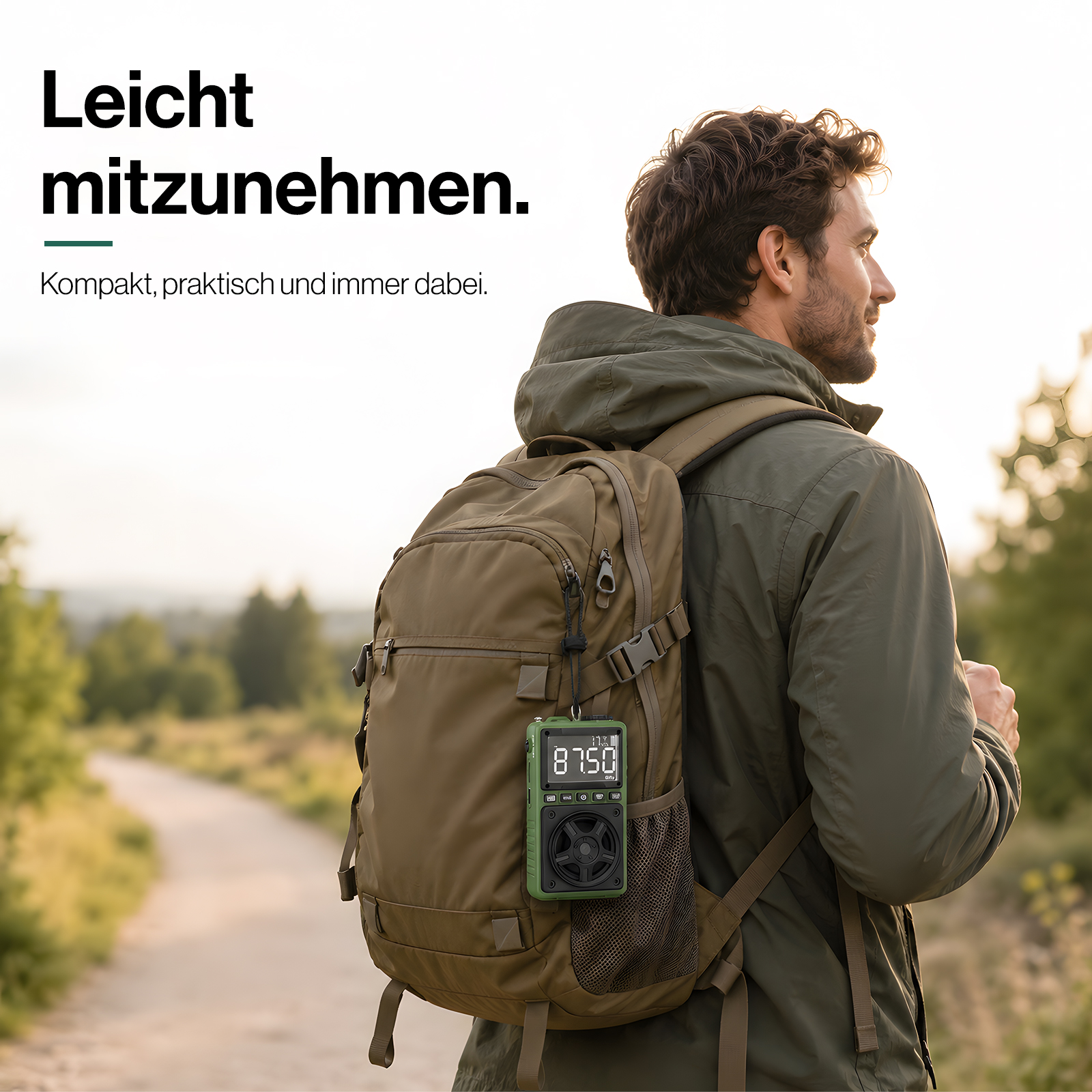Ein Wanderer mit Rucksack steht im Freien, ein kleines grünes Gerät hängt daran. Text links.
