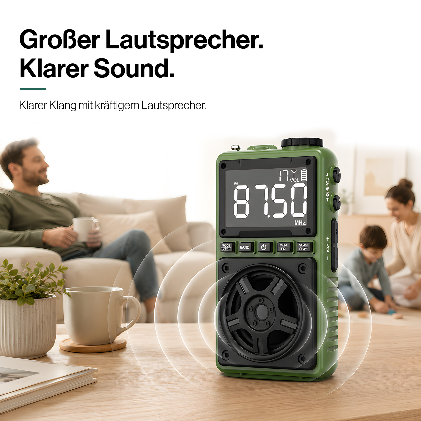 Grünes tragbares Radio auf Holz Tisch, im Hintergrund entspannende Familie.