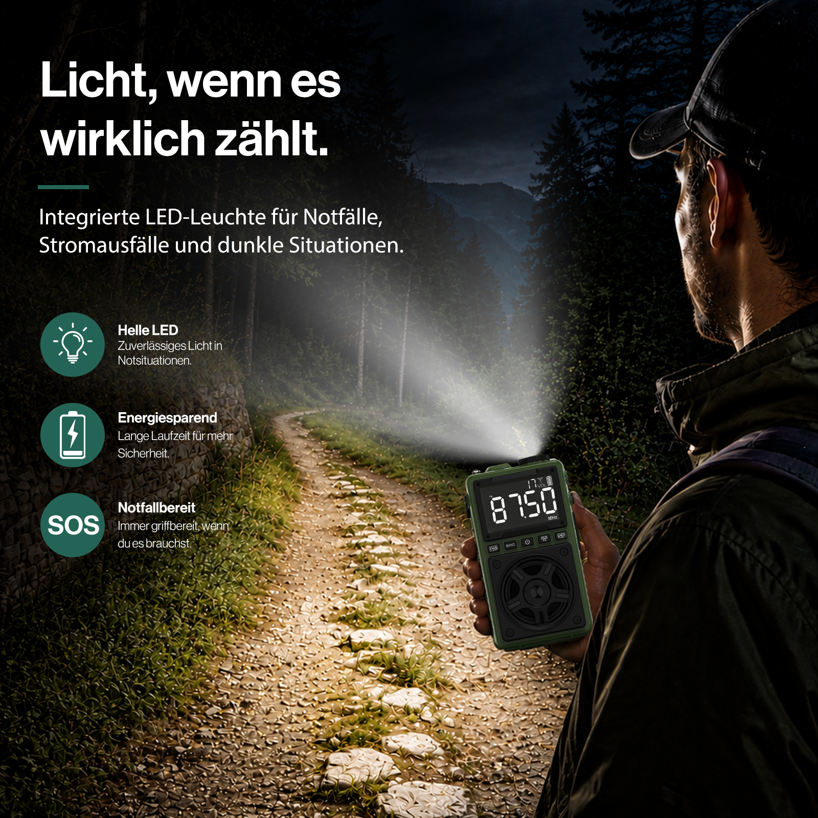 Ein Mann hält nachts auf einem Waldweg eine grüne Notfall-Taschenlampe mit hellem Lichtkegel in der Hand.