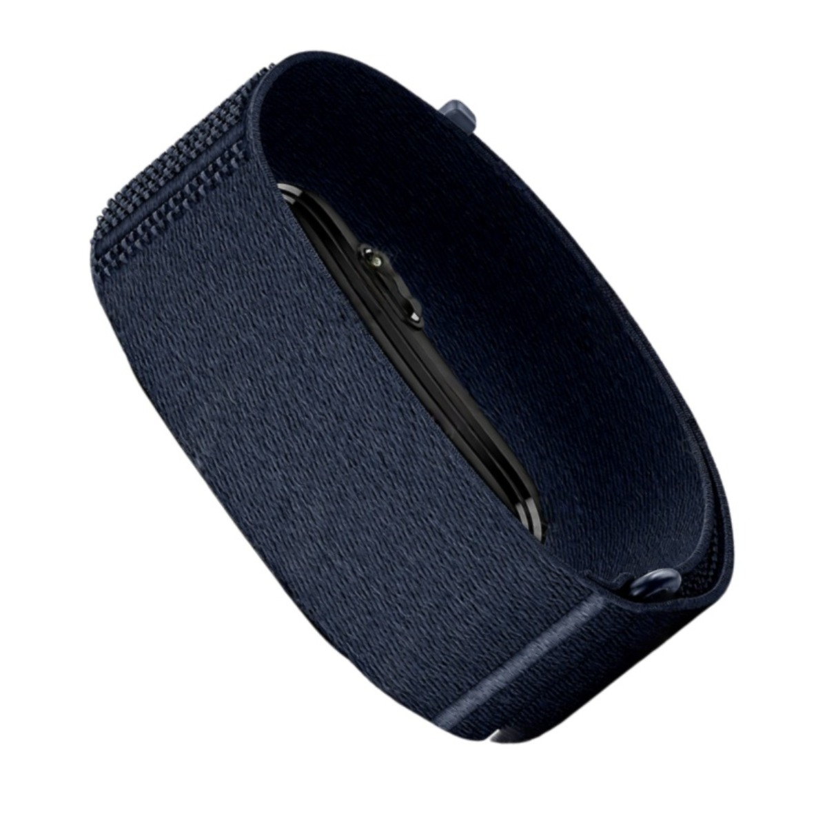 Ein dunkelblaues Stoffarmband liegt kreisförmig auf weißem Hintergrund.
