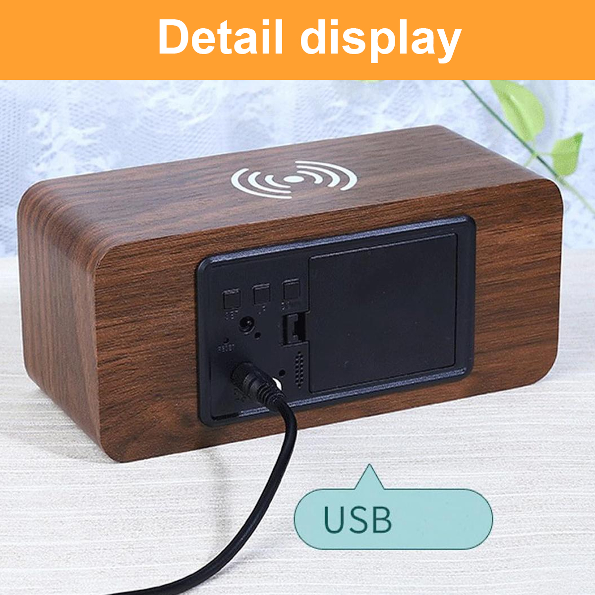Rückansicht eines Holz-Digitalweckers mit eingestecktem USB-Kabel und Wireless-Charging-Symbol oben.