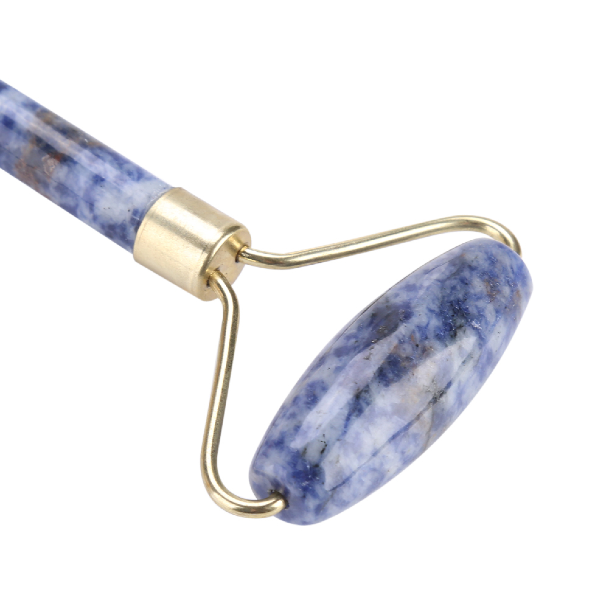 Ein blauer und weißer Gesichtsmroller aus Sodalith mit goldenem Metallrahmen vor weißem Hintergrund.
