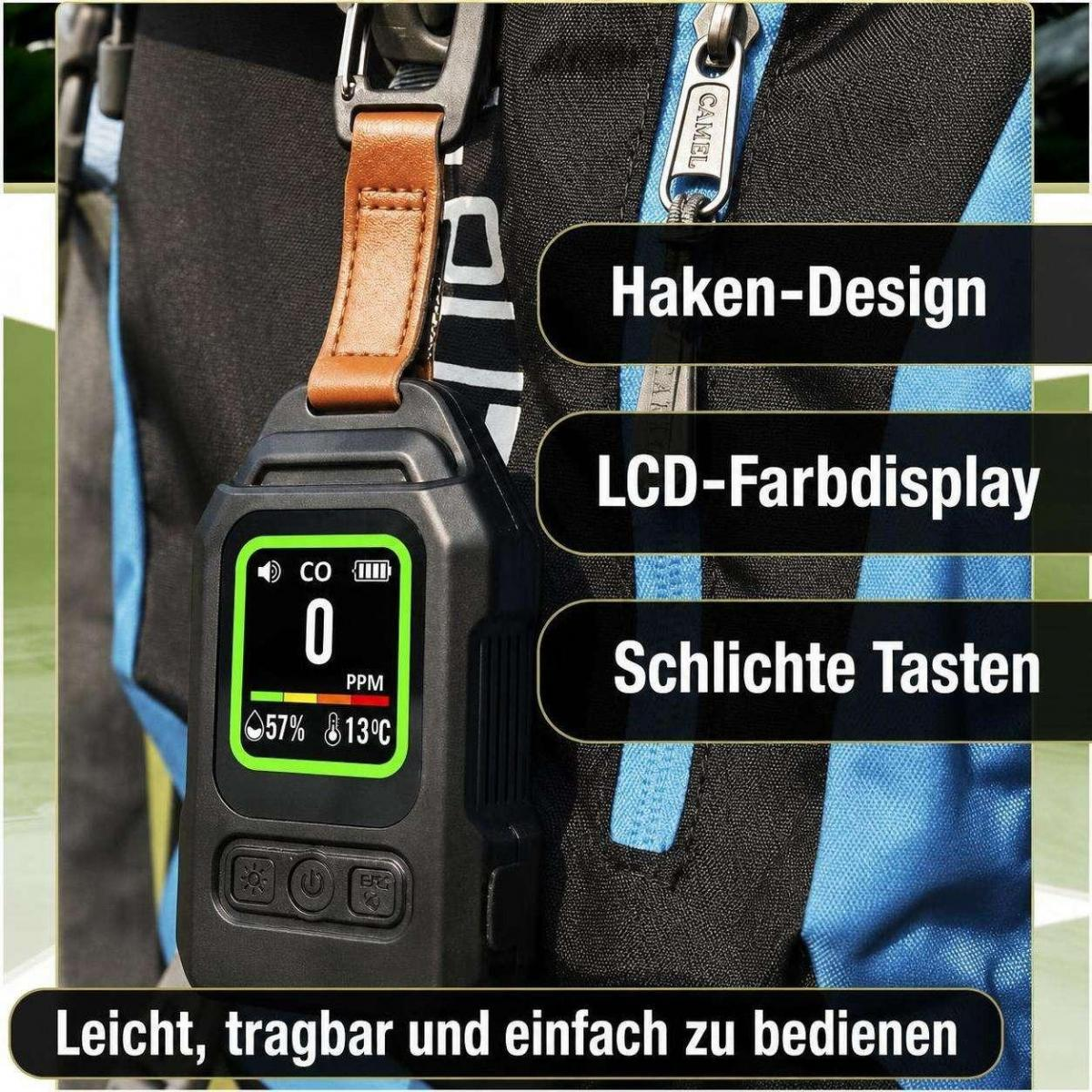 CO2-Messgerät mit LCD-Farbdisplay und Haken, an einem Rucksack befestigt.