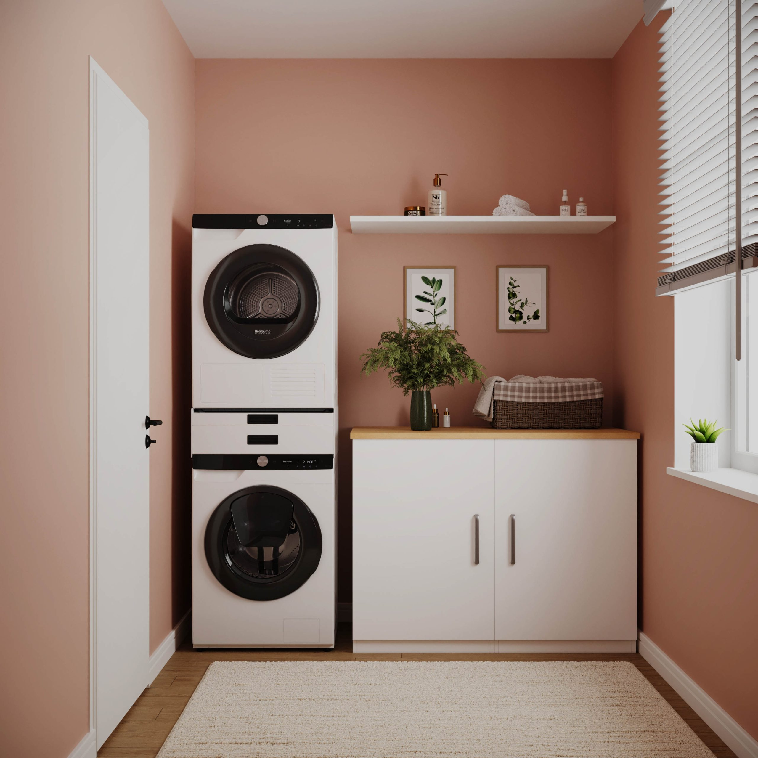 Een wasruimte met gestapelde wasmachine en droger, witte kast met plant en plank met flessen.