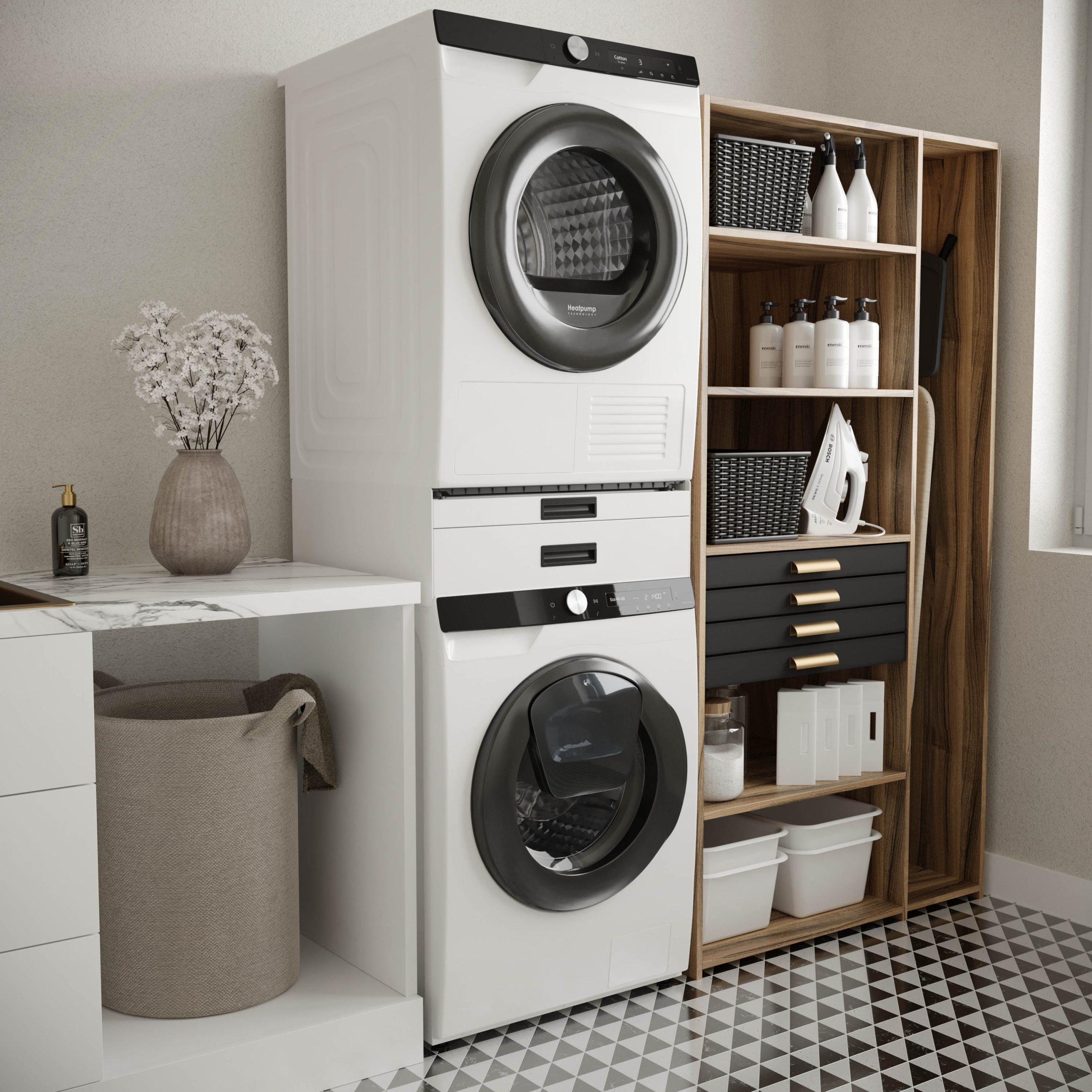 Witte gestapelde wasmachine en droger naast een houten rek met benodigdheden, een vaas en een wasmand.