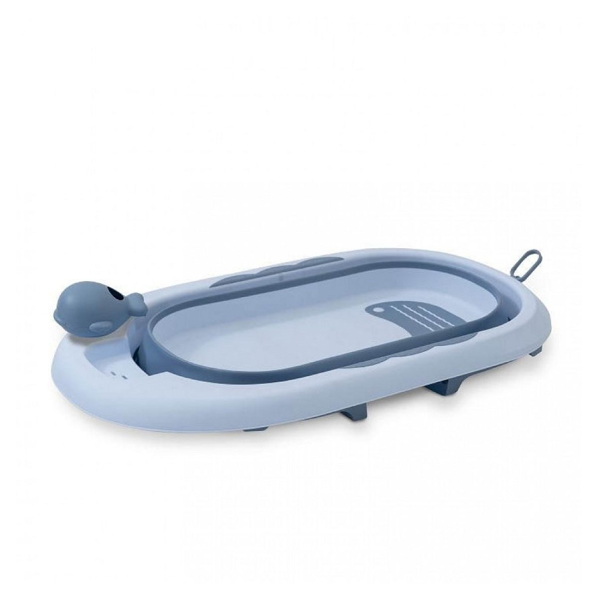 Eine blaue faltbare Babybadewanne mit einem niedlichen Wal-Spielzeug am Rand auf weißem Hintergrund.