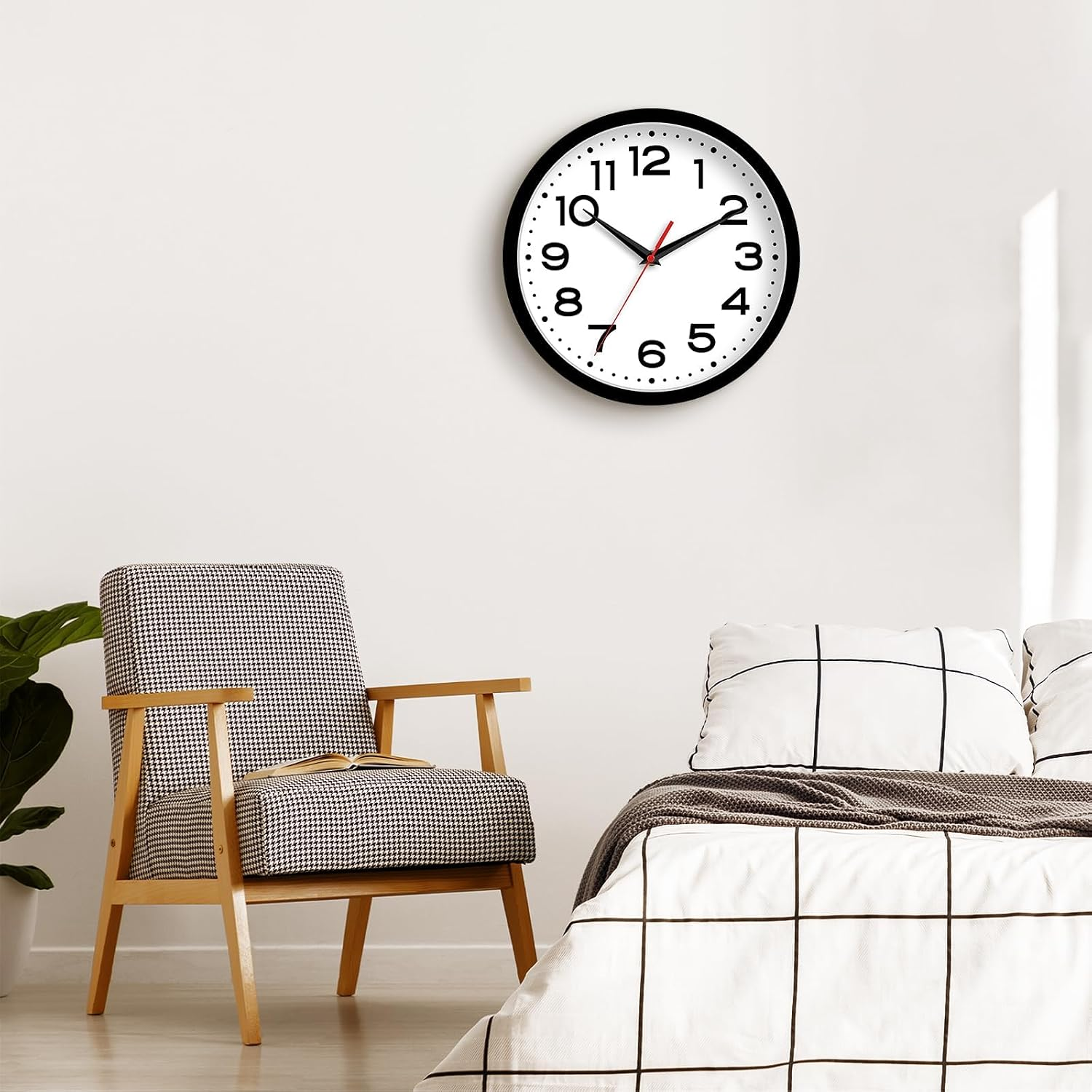 Ein minimalistisches Schlafzimmer mit einer Uhr an der weißen Wand, einem karierten Sessel und Bett.