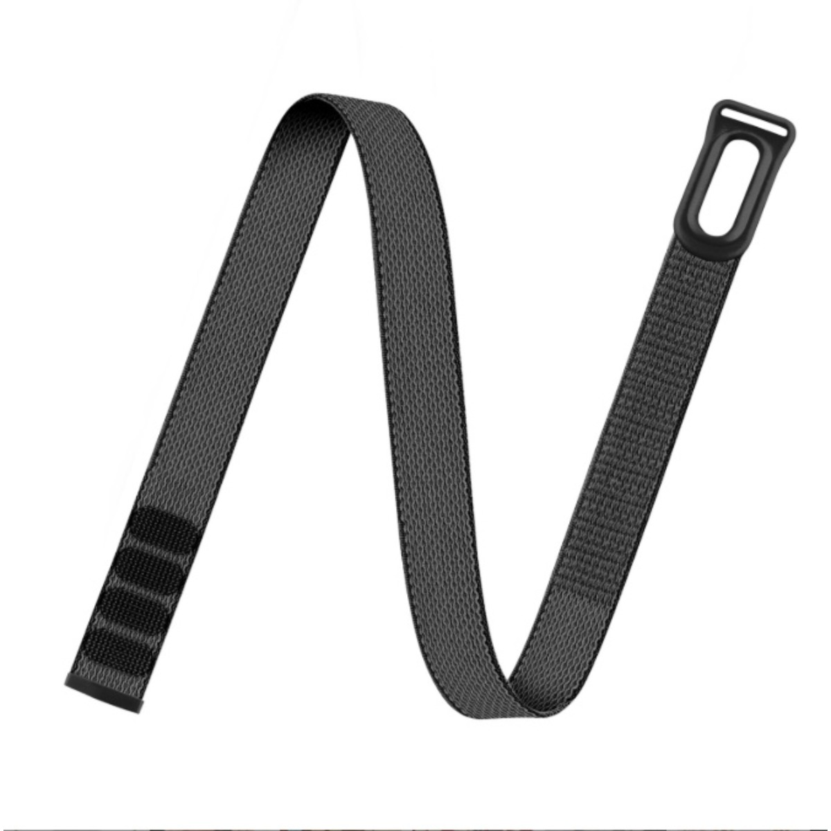 Ein gewebter schwarzer Nylon-Uhrenarmband im Zickzack-Muster mit einem schwarzen Kunststoffverschluss auf weißem Hintergrund.