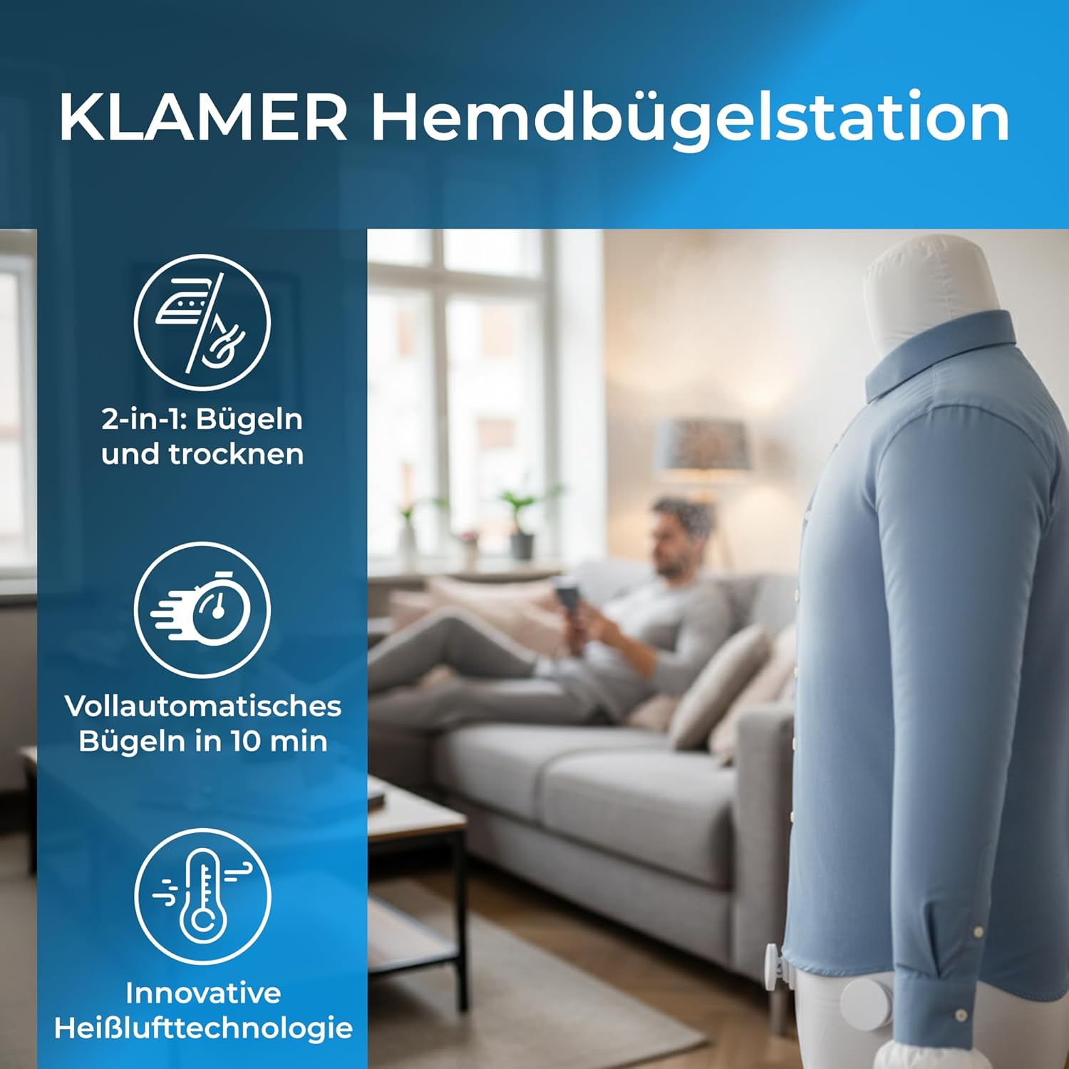 Eine Hemdbügelstation mit blauem Hemd im Vordergrund, während ein Mann im Hintergrund auf dem Sofa sitzt.