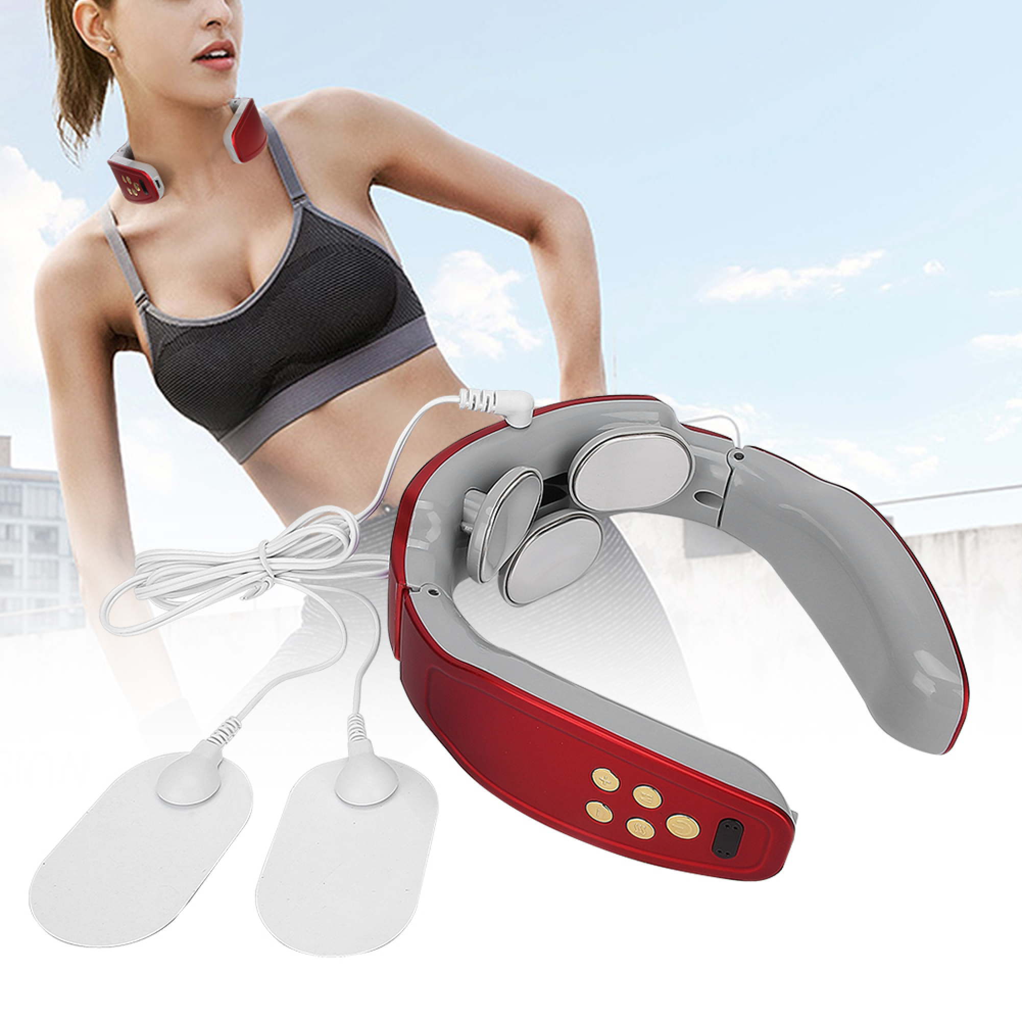 Eine Frau in Sportbekleidung posiert mit einem rot-grauen Nackenmassagegerät mit Elektrodenpads.