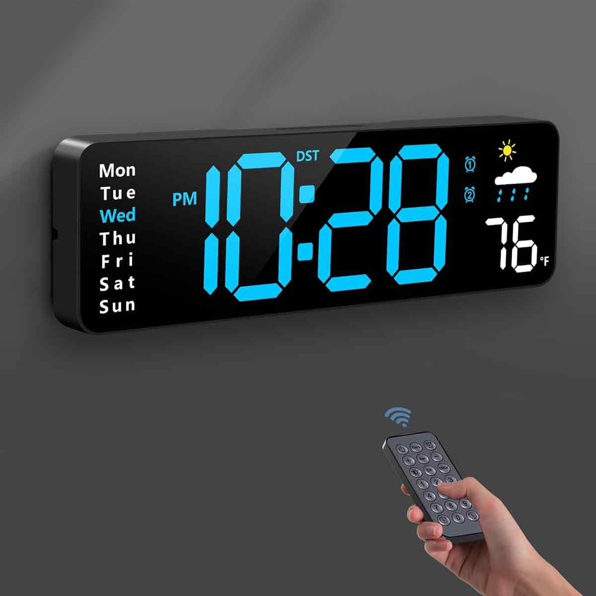 Eine schwarze digitale Wanduhr mit blauen LEDs zeigt 10:28 an, bedient von einer Hand mit Fernbedienung.
