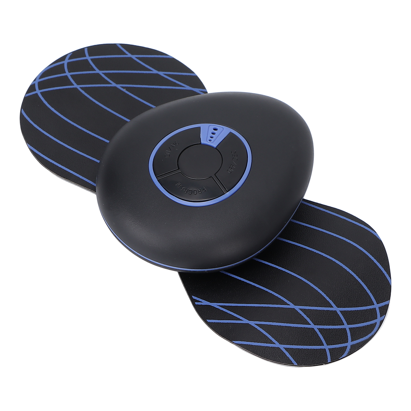 Ein schwarzes MassagegerAt mit einem blauen Steuerungsring auf zwei gemusterten Elektrodenpads.