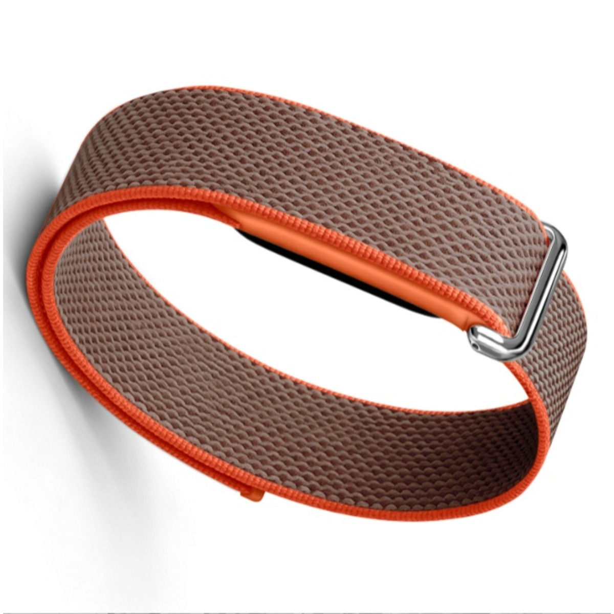 Ein braunes Textilarmband mit leuchtend orangem Rand und silberner Metallschnalle auf weißem Hintergrund.