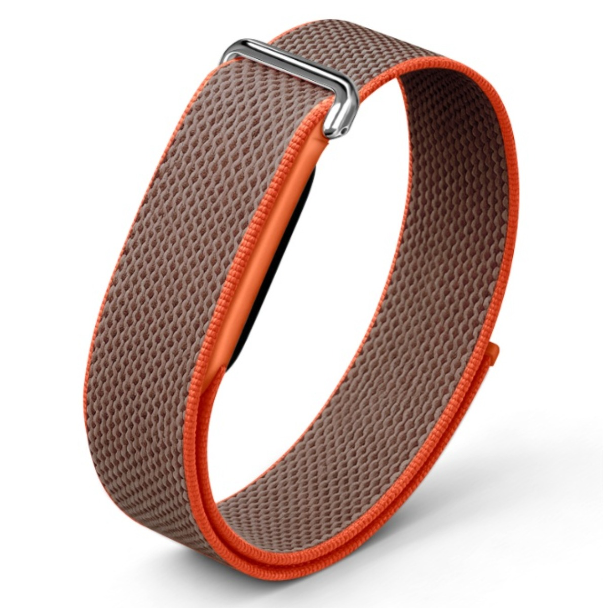 Ein braunes Textil-Smartwatch-Armband mit orangefarbenem Rand und einer silbernen Metallschließe vor weißem Hintergrund.