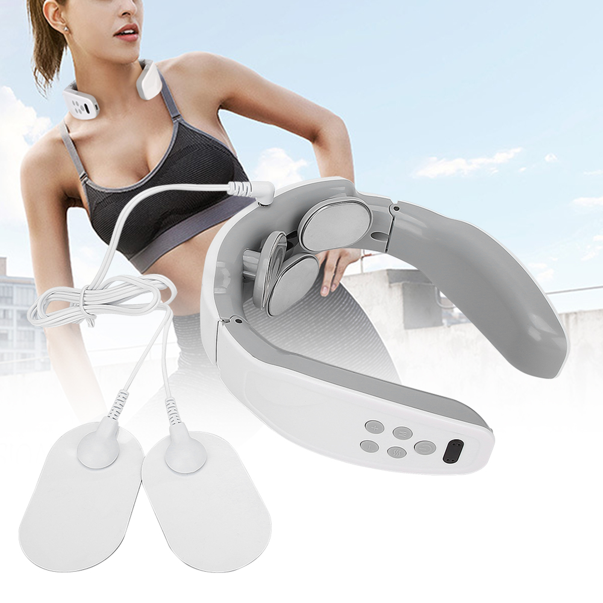 Ein weißer Nackenmassagegerät mit zwei angeschlossenen Pads vor einer unscharfen Frau im Sportoutfit.