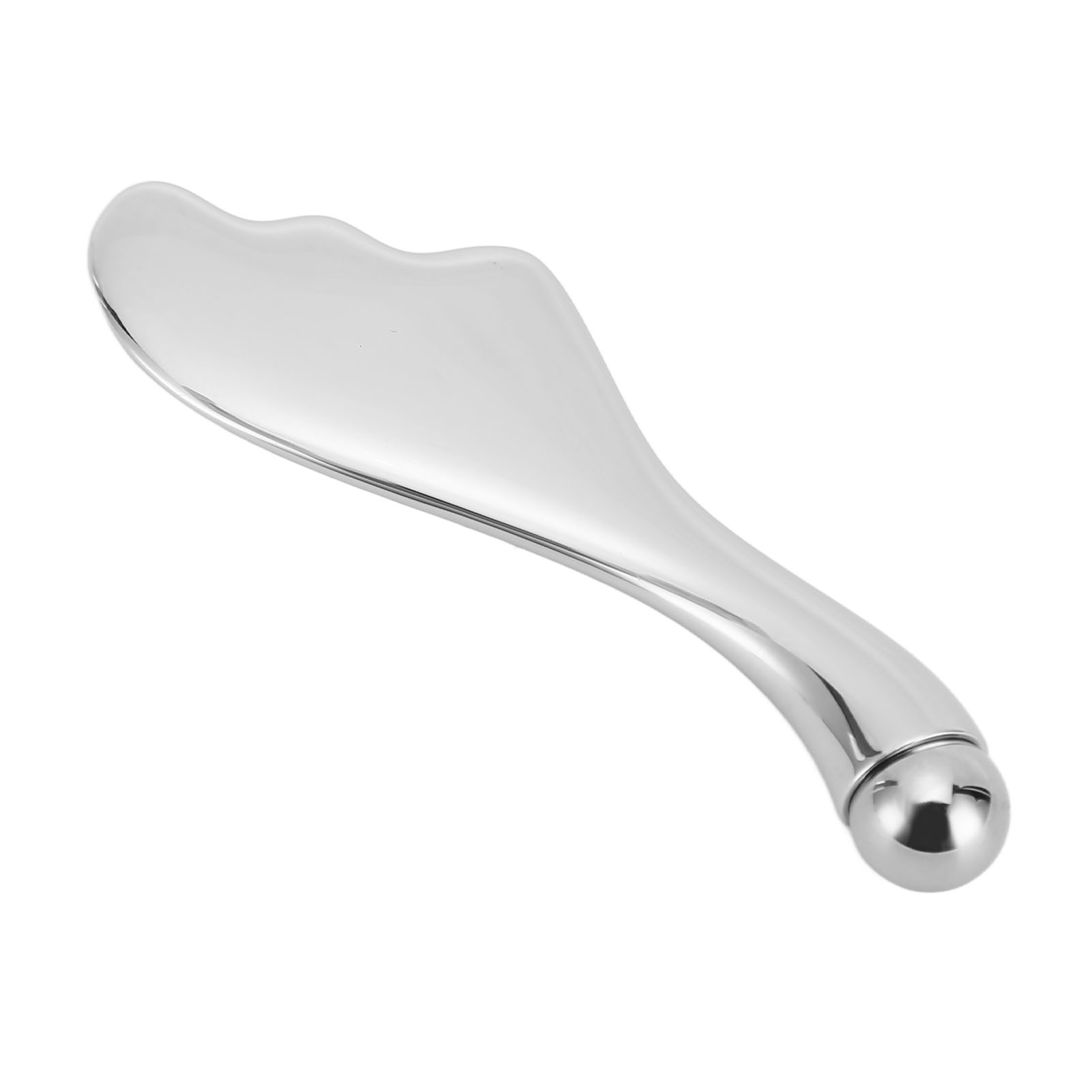 Ein silbernes Gua-Sha-Gesichtsmassagetool mit gewelltem Rand und kugeligem Ende vor weißem Hintergrund.