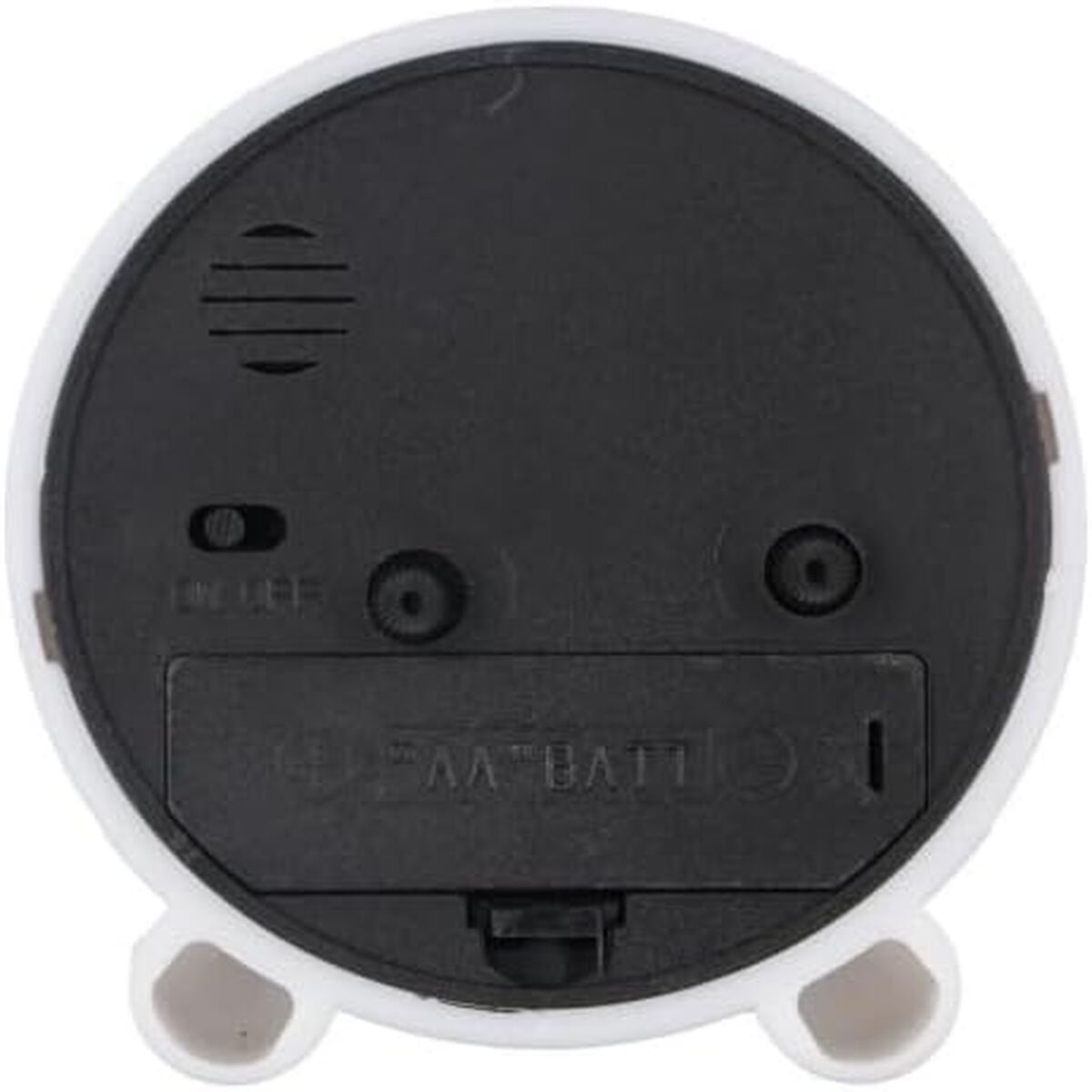 Rückseite einer weißen Uhr mit schwarzem Panel, Lautsprecher, Einstellrädern und Batteriefach.