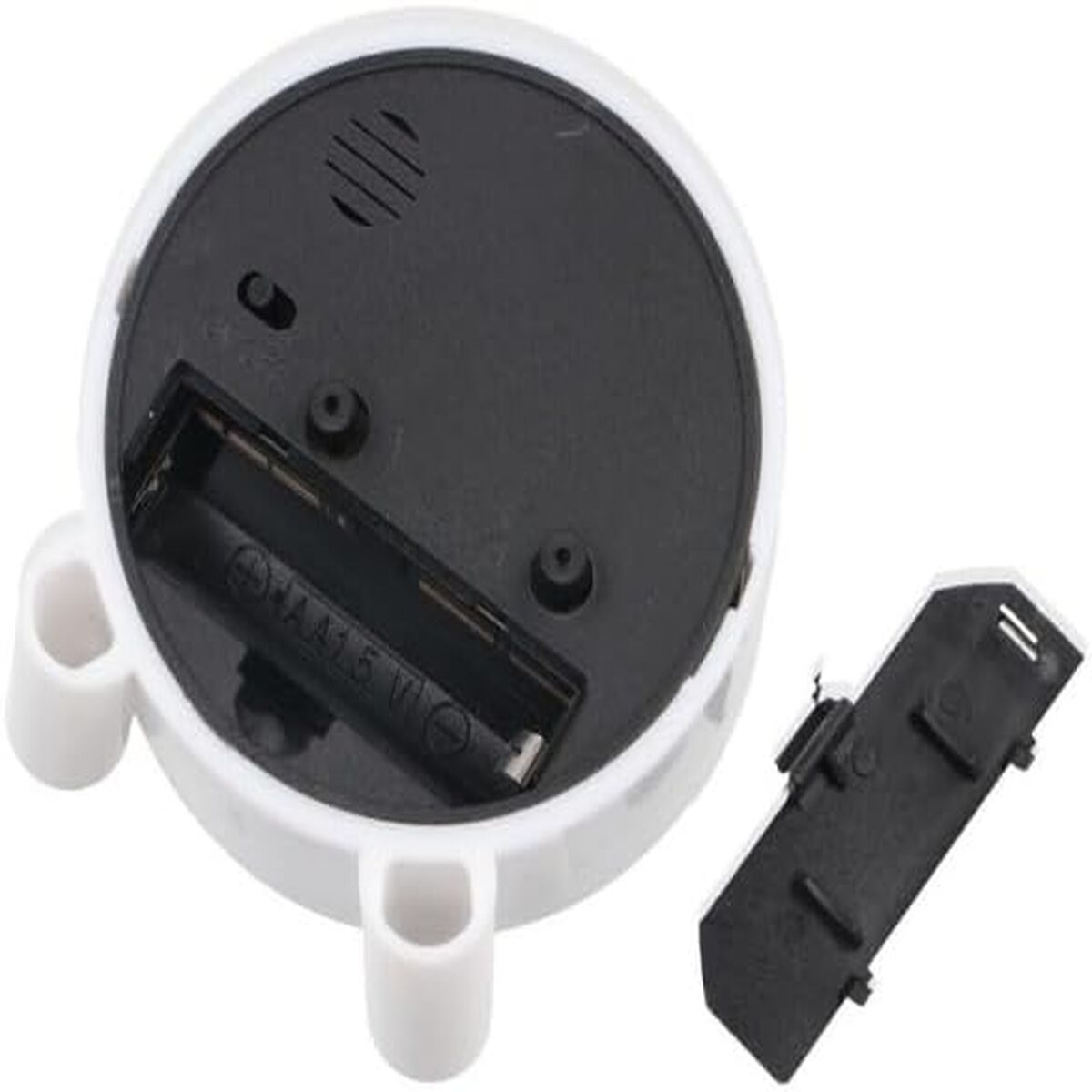Rückseite einer weißen Uhr mit offenem Batteriefach und abgenommener schwarzer Abdeckung.