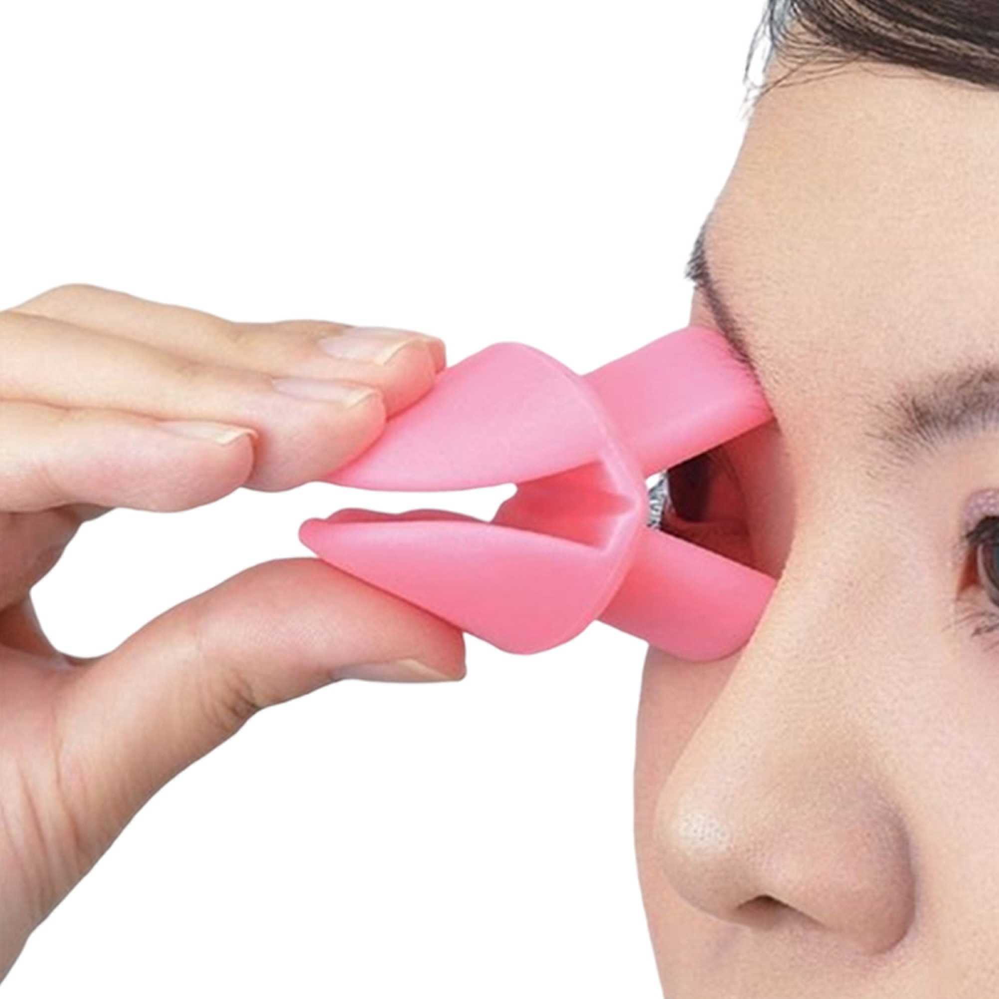 Eine Person benutzt ein rosa Silikonwerkzeug, um ihr oberes Augenlid anzuheben.