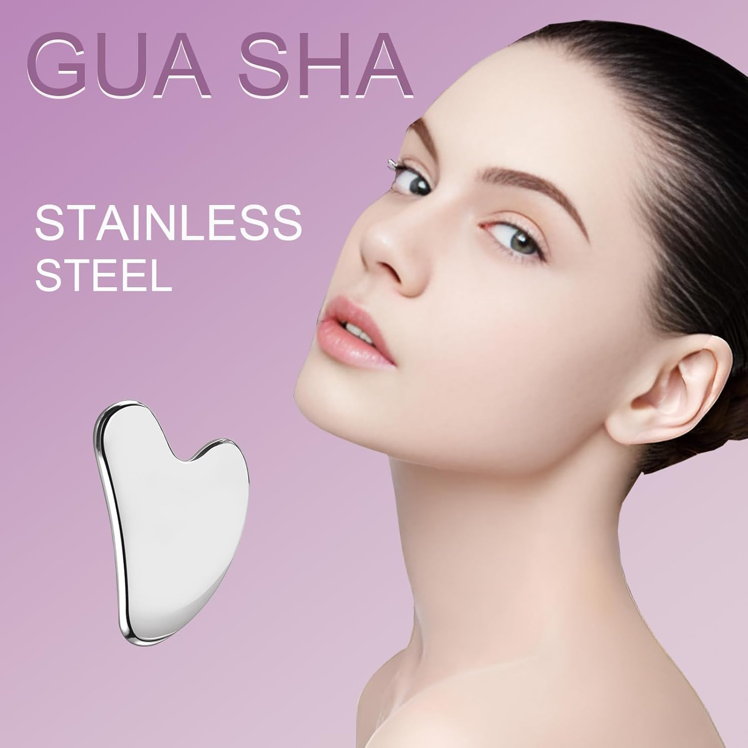 Edelstahl-Gua-Sha-Tool vor einer Frau und lila Hintergrund.