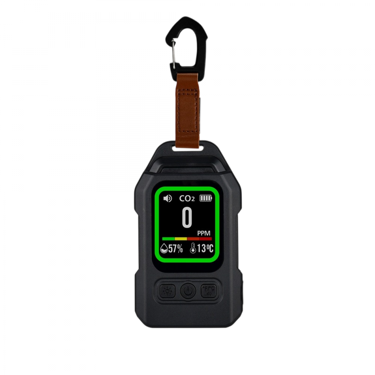 Ein tragbares schwarzes CO2-Messgerät mit Display, braunem Lederriemen und schwarzem Karabiner auf weißem Grund.