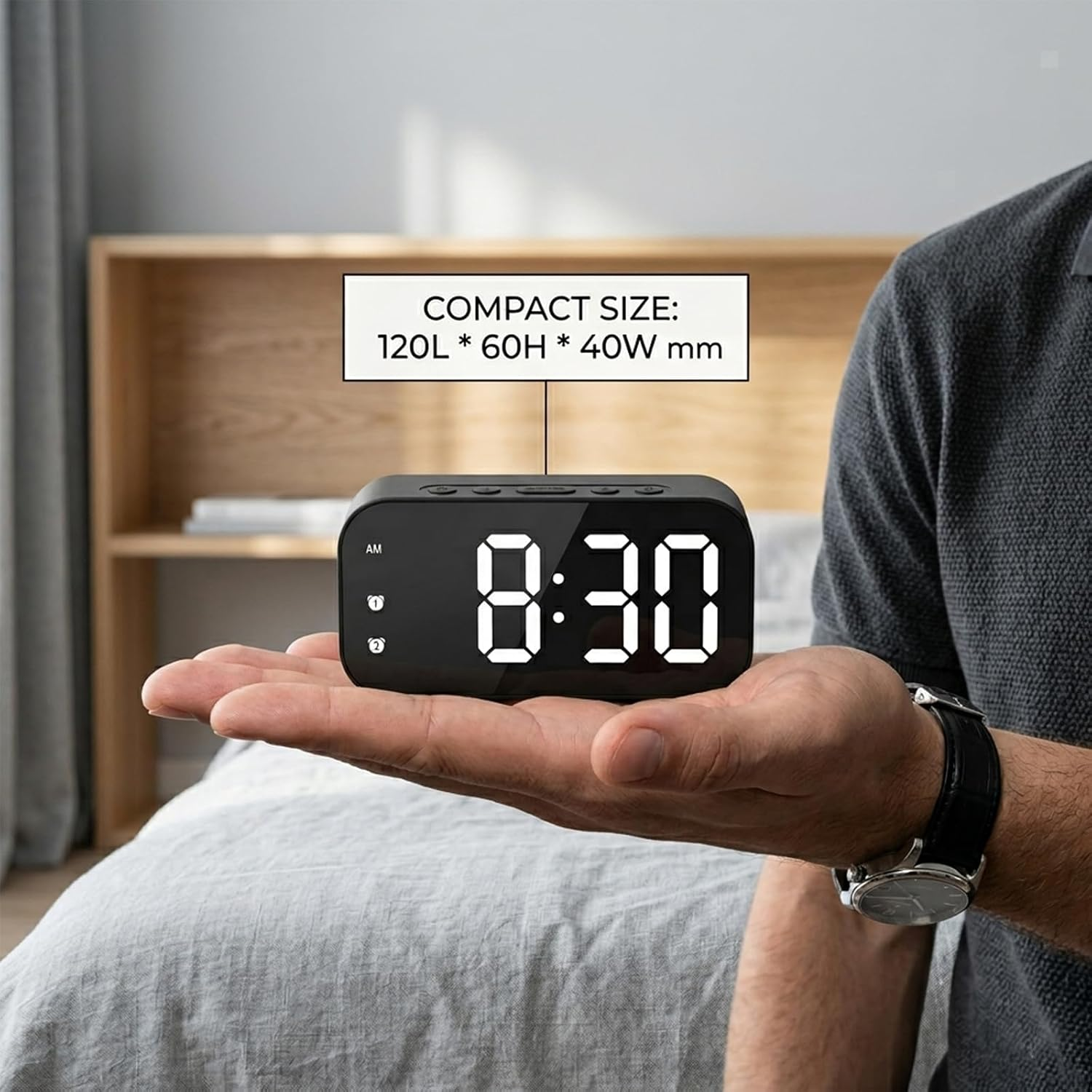 Eine Hand hält einen kleinen, schwarzen Digitalwecker mit großer weißer Zeitangabe.