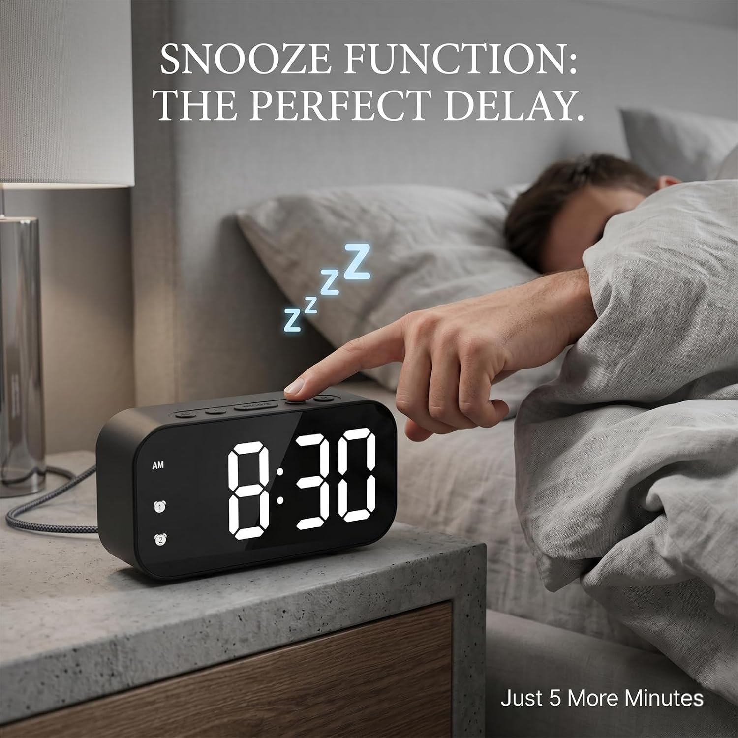 Eine Person im Bett drückt die Schlummertaste eines Digitalweckers mit Anzeige 8:30 auf dem Nachttisch.