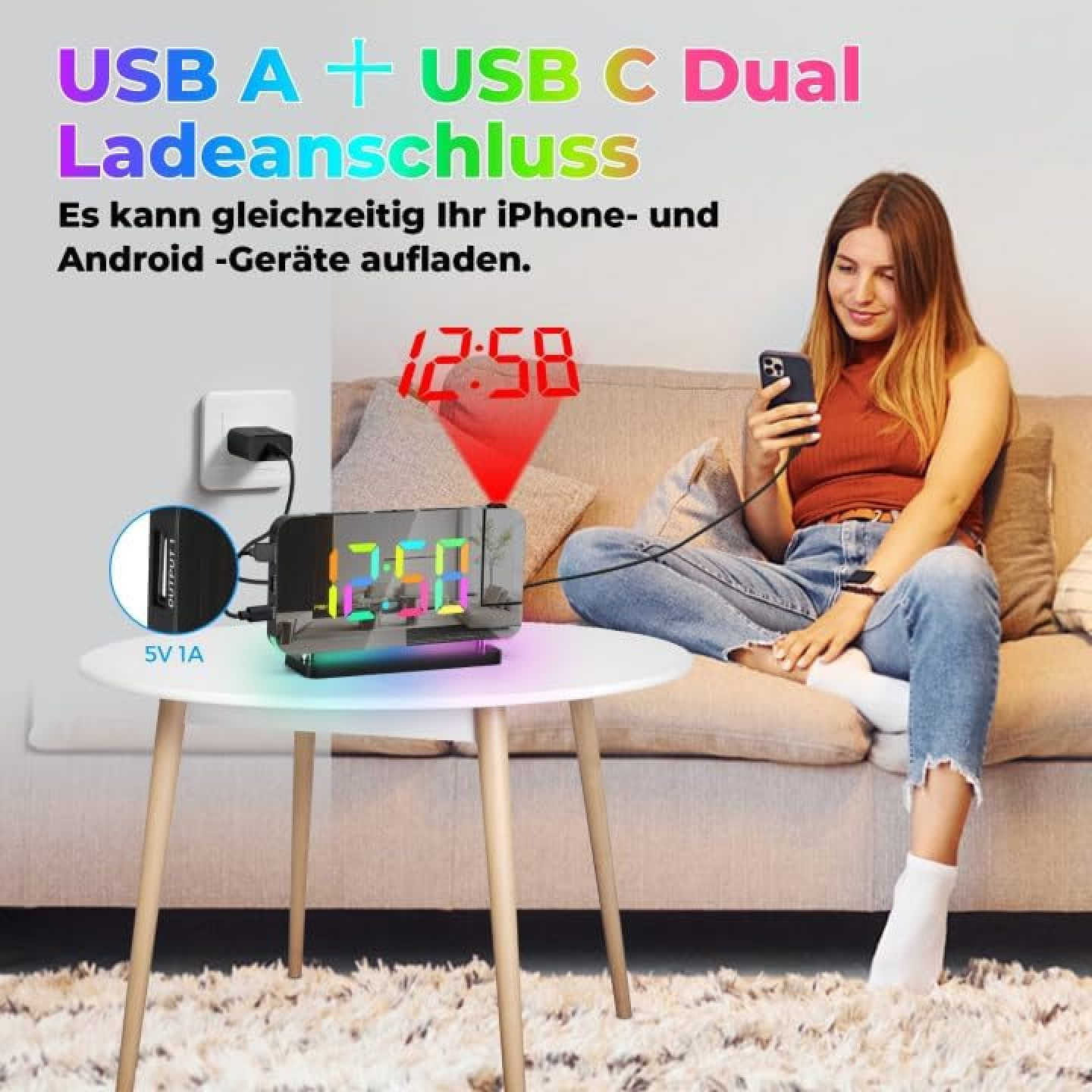 Eine Frau sitzt auf einem Sofa neben einem LED-Projektionswecker auf einem kleinen Tisch.