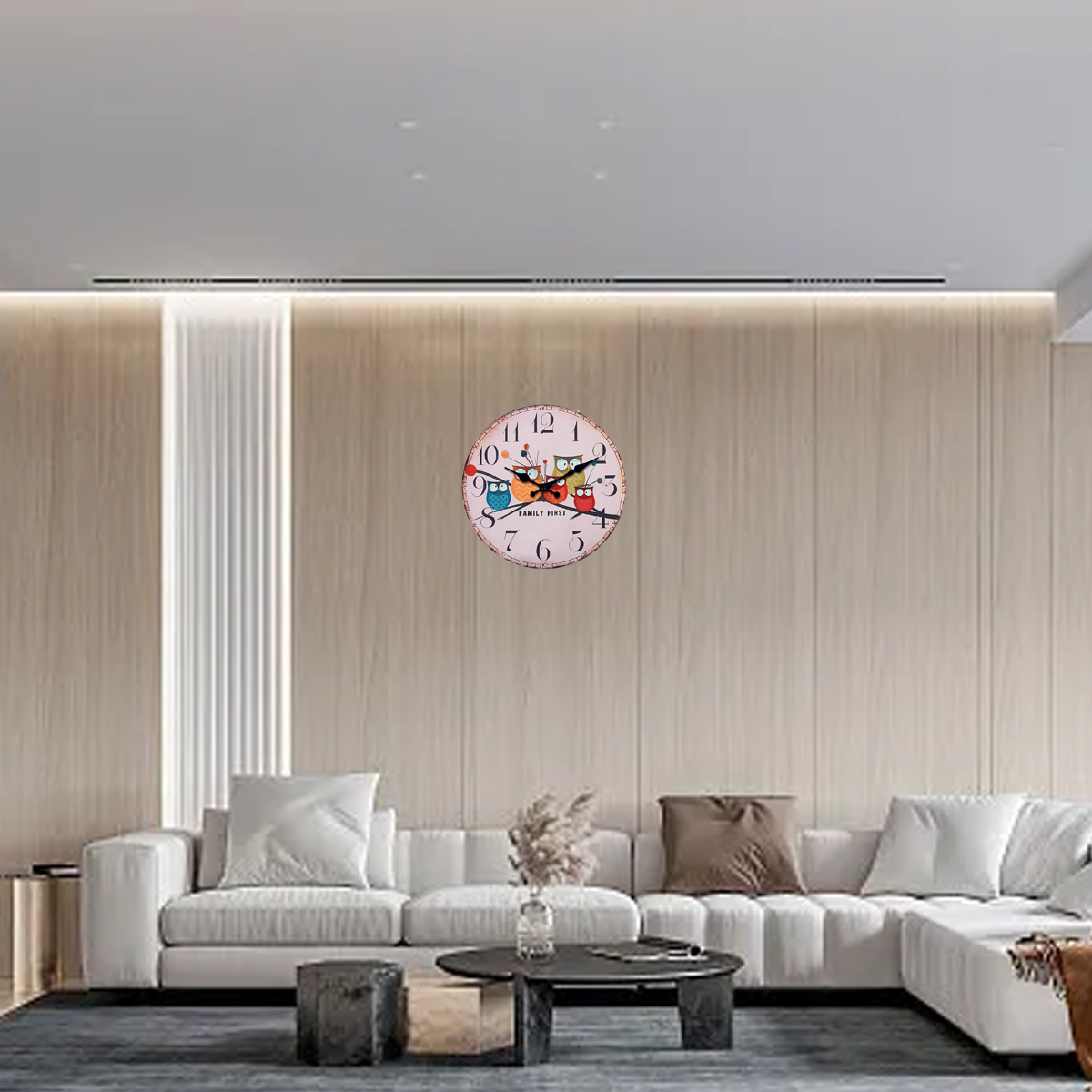 Ein modernes Wohnzimmer mit weißem Sofa, schwarzem Couchtisch, Holzpaneelen und einer bunten Eulenuhr.
