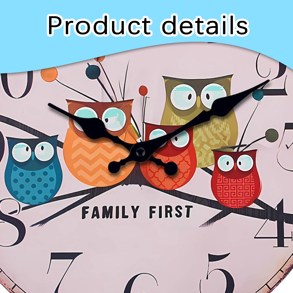 Bunte Eulen auf einer Wanduhr mit der Aufschrift FAMILY FIRST.