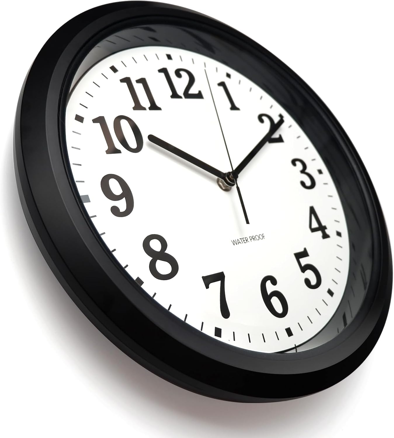 Eine schwarze Wanduhr mit weißem Zifferblatt und großen schwarzen Zahlen aus der Winkelperspektive.