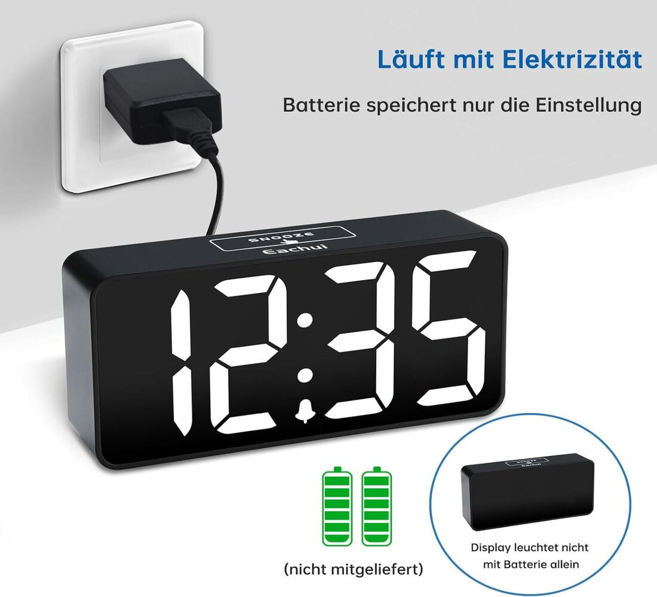 Ein schwarzer digitaler Wecker an der Steckdose zeigt 12:35 mit deutschem Text zu Strom und Batterien.
