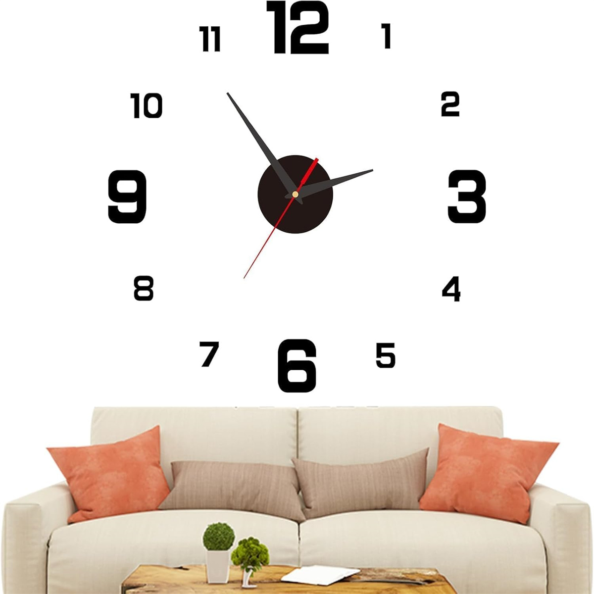 Eine große Wanduhr mit Ziffern hängt über einem modernen beigen Sofa mit orangen Kissen und einem Holztisch.