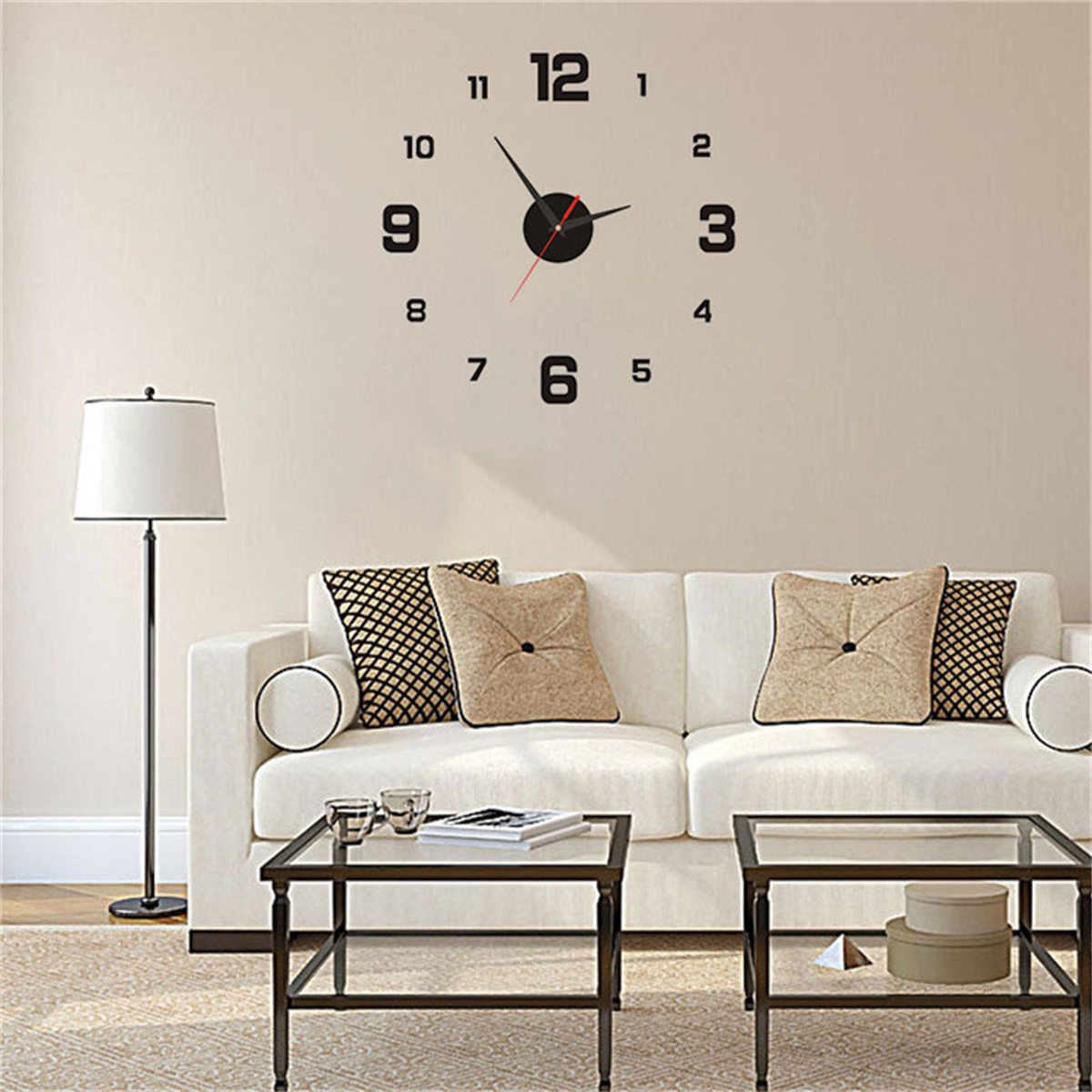 Ein modernes Wohnzimmer mit weißem Sofa, großer Wanduhr, zwei Glastischen und Stehlampe.