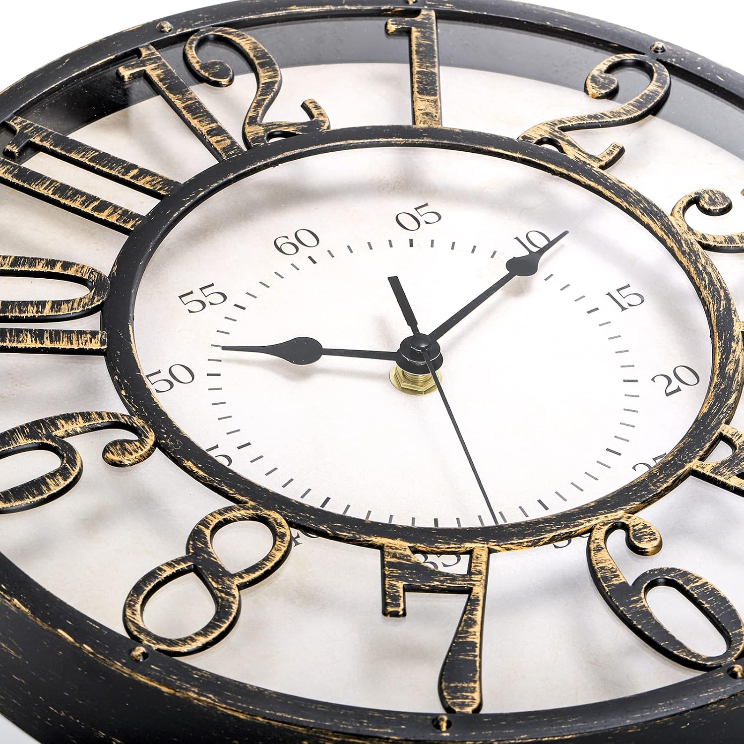 Eine runde Wanduhr mit schwarzem und goldfarbenem Zifferblatt und römischen Ziffern.