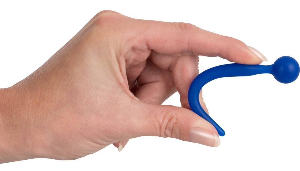 Eine Hand hält ein kleines, gebogenes blaues Plastikobjekt mit kugelförmiger Spitze vor weißem Hintergrund.