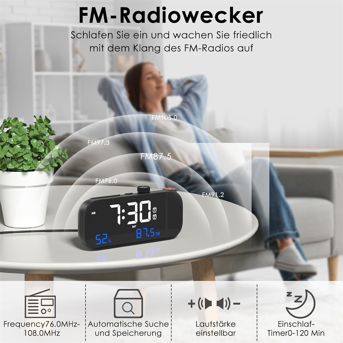 Ein FM-Radiowecker auf einem Tisch, im Hintergrund entspannt eine Frau auf einem Sofa.