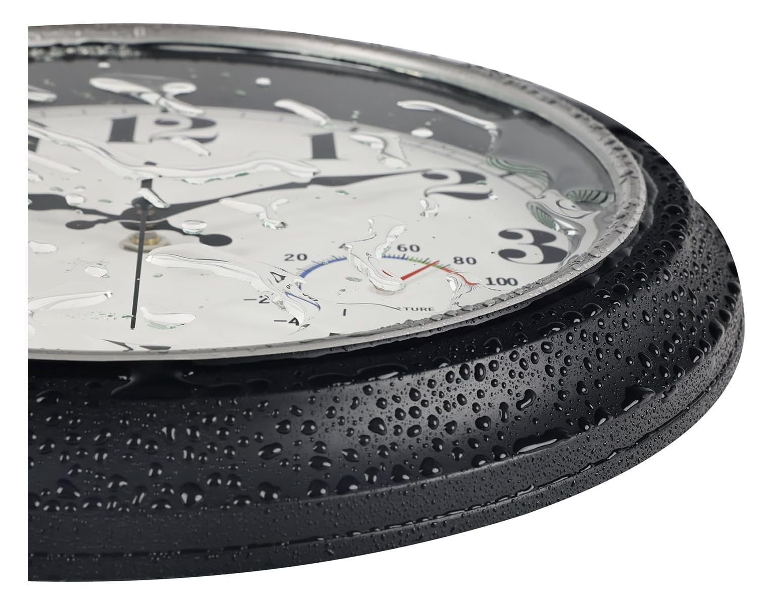 Eine schwarze wasserdichte Uhr mit Wassertropfen auf der Glasfläche und dem Gehäuse.