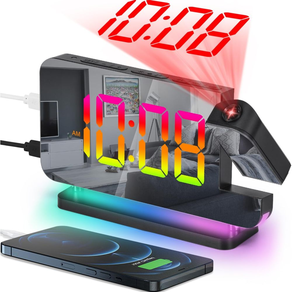 Digitale Projektionswecker mit bunten Ziffern, farbiger Basis und angeschlossenem Smartphone.