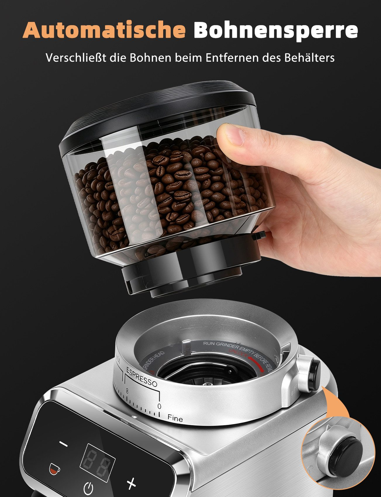 Hand hält einen Kaffeebohnenbehälter über eine Kaffeemühle.