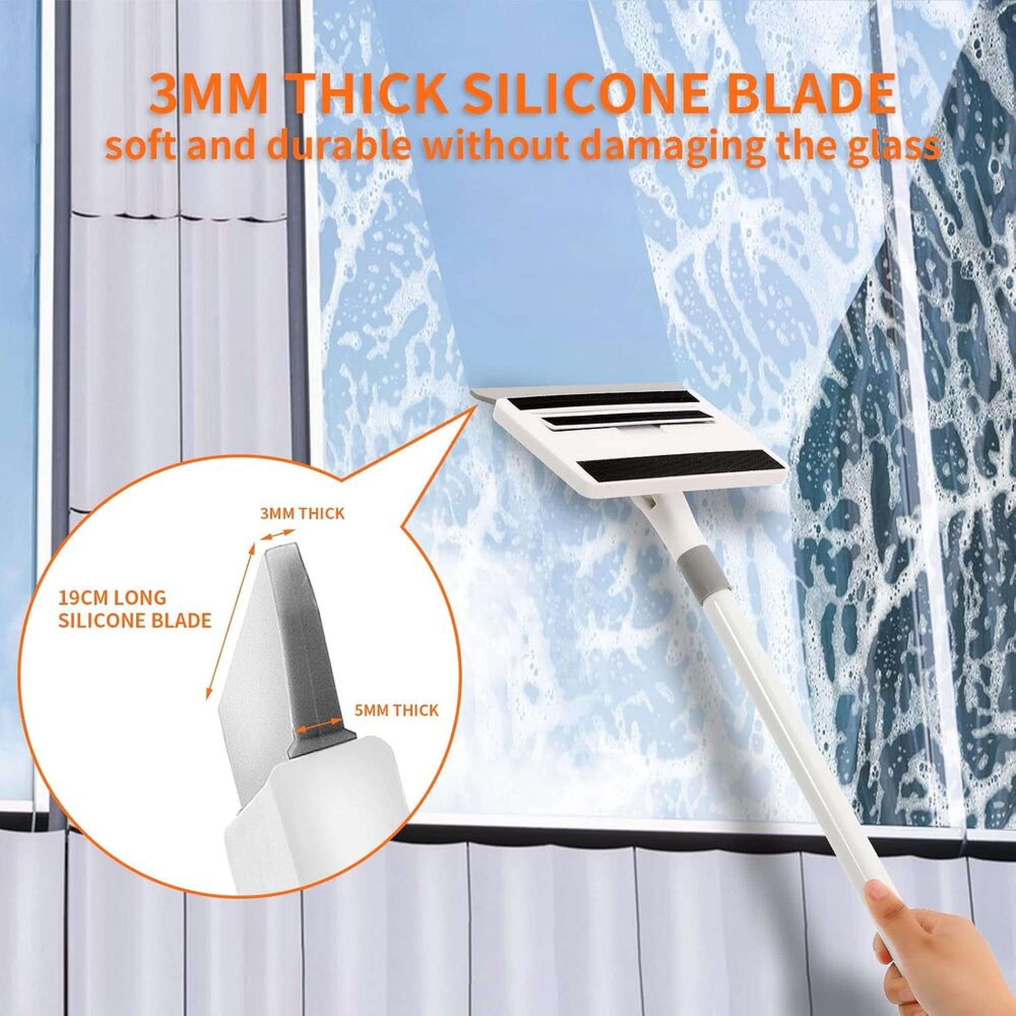 Ein Handabdruck zeigt einen Silikonabzieher, der Seifenschaum von einer Glasdusche wischt.