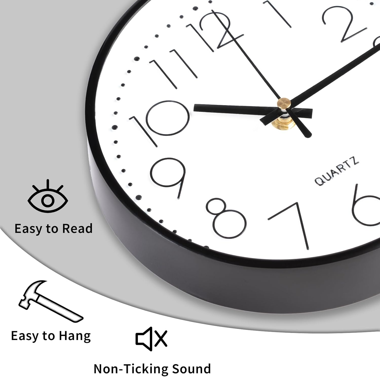Nahaufnahme einer modernen weißen Wanduhr mit schwarzen Zahlen und Zeigern sowie Symbolen.