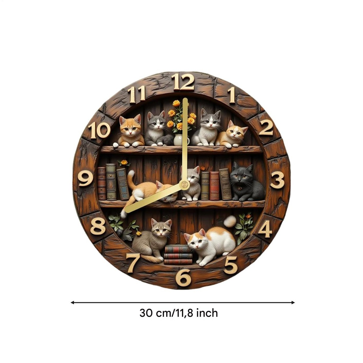 Wanduhr im Holzdesign mit Regalen und mehreren Katzen.