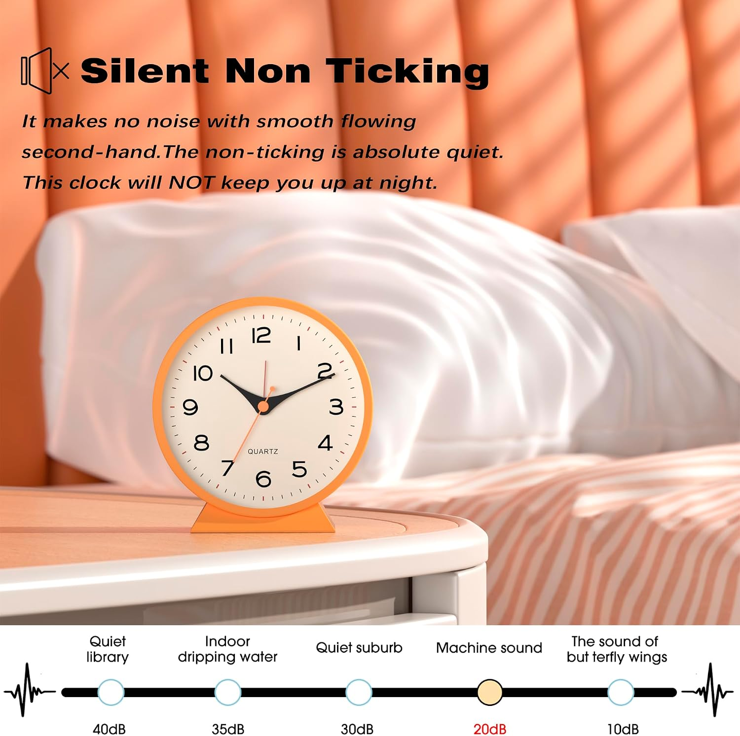 Ein orangefarbener Wecker auf einem Nachttisch vor einem Bett mit weißer Bettwäsche und orangener Wand.