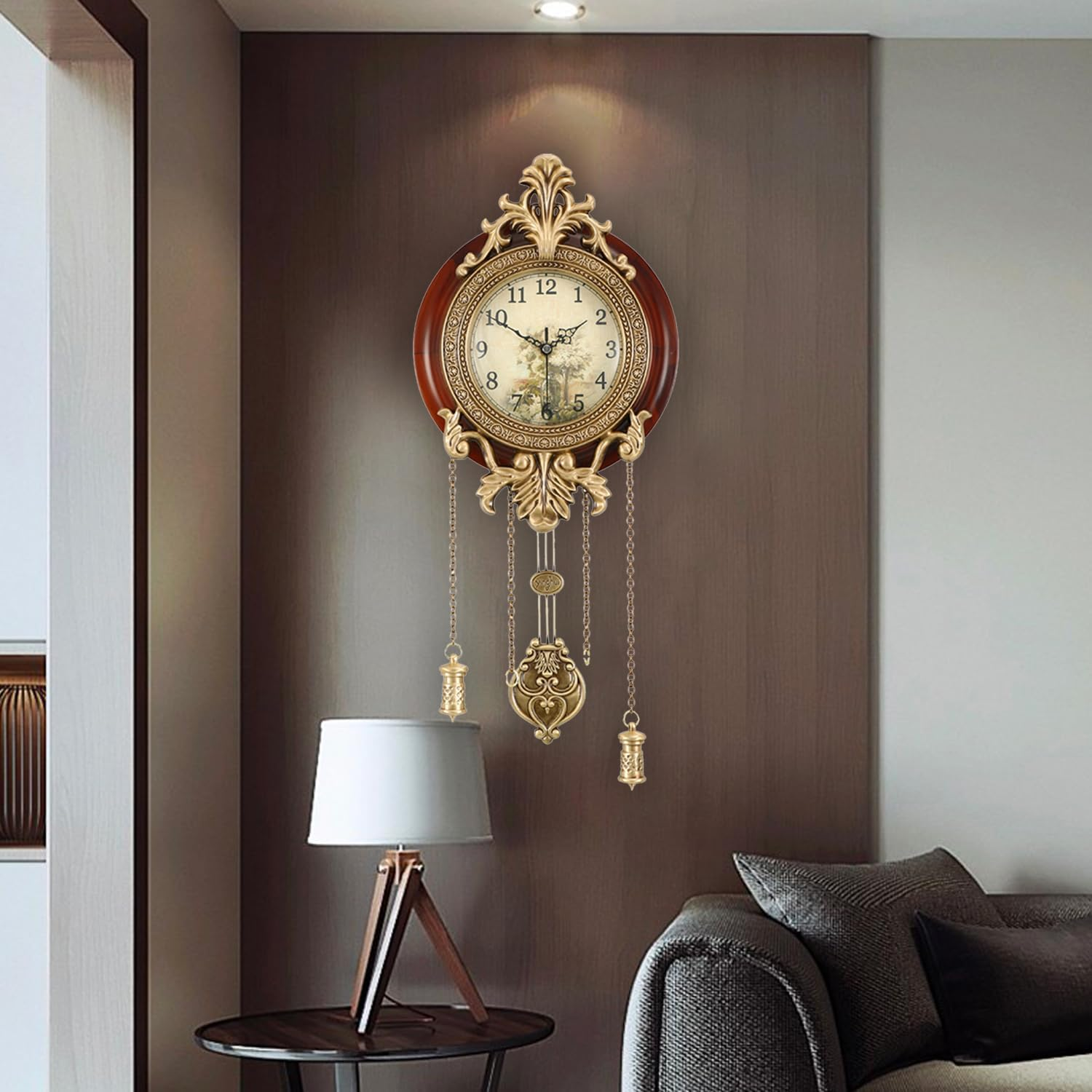 Eine kunstvolle Wanduhr mit goldenen Verzierungen und hängenden Gewichten hängt über einer Lampe und einem Sofa.