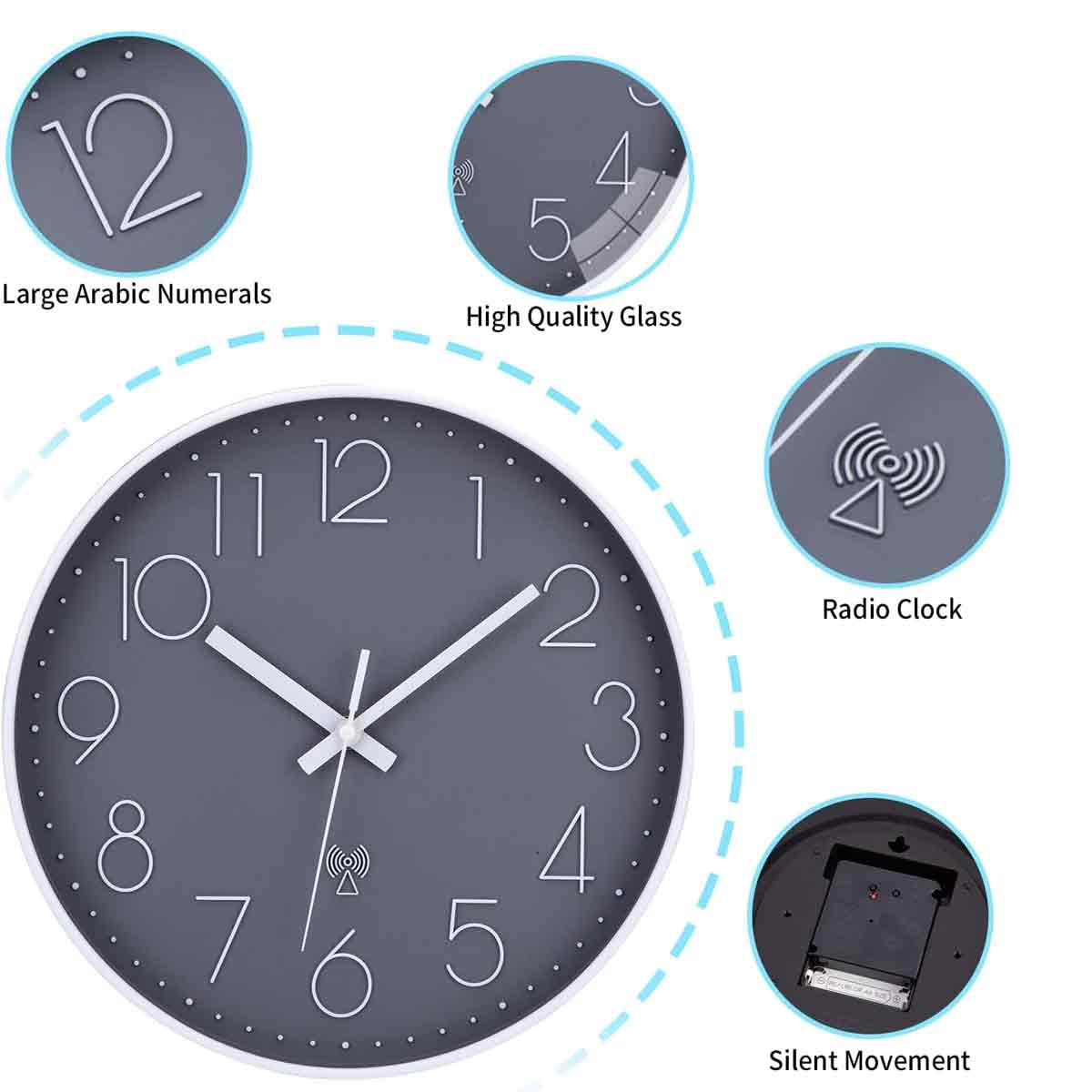 Wanduhr mit grauem Zifferblatt, grossen Ziffern, Funkuhr-Symbol und leisem Uhrwerk in Nahaufnahmen.