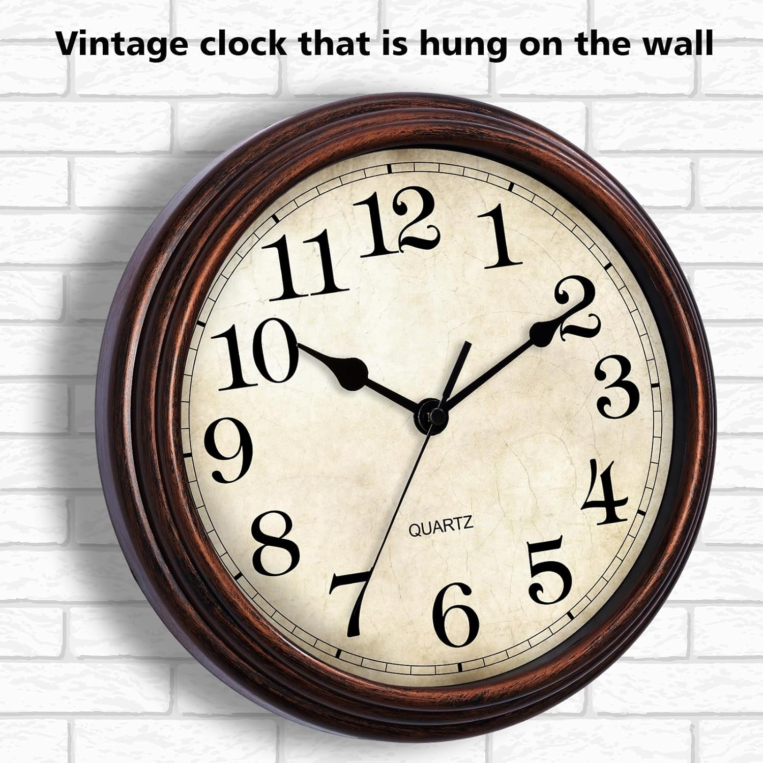Eine runde Vintage-Wanduhr mit braunem Holzrahmen hängt an einer weißen Backsteinmauer.
