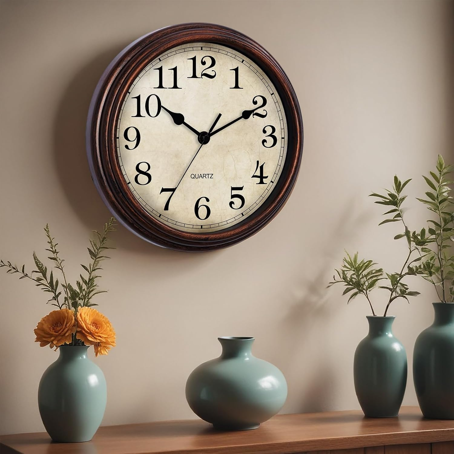 Eine Holzwanduhr hängt über drei Vasen mit Blumen auf einer Holzkonsole.