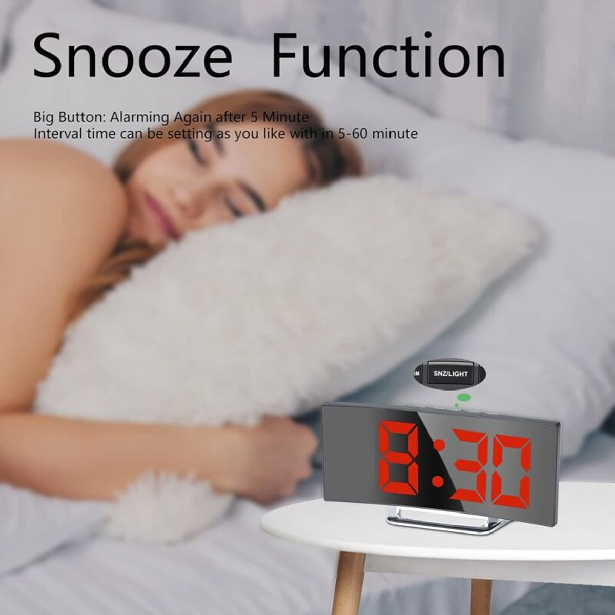 Eine Frau schläft im Bett neben einem digitalen Wecker mit rotem Display auf einem Tisch.